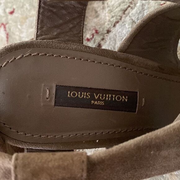 Louis Vuitton butter suede wedges with straps. - Picture 5 of 10